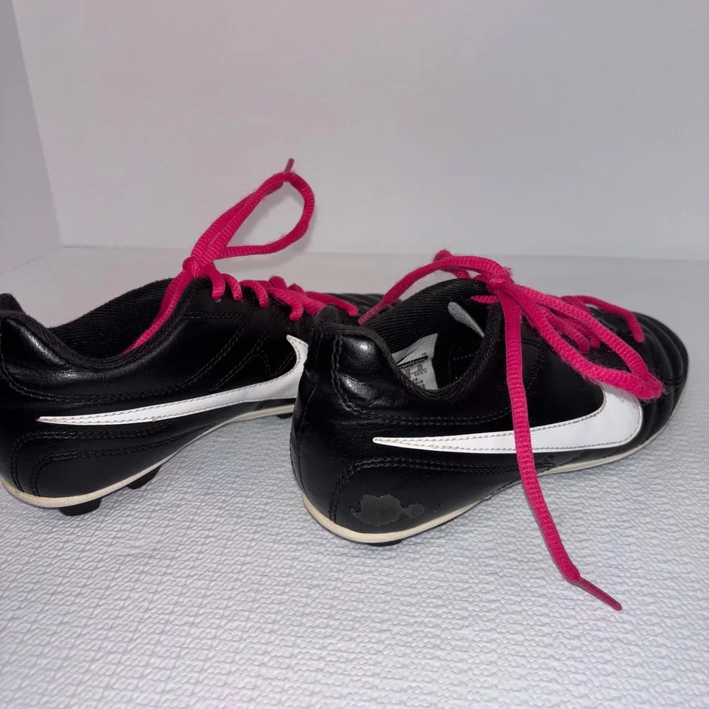 Nike Youth‎ Soccer Cleats Black White Pink Laces Size 13.5 Soccer Shoes